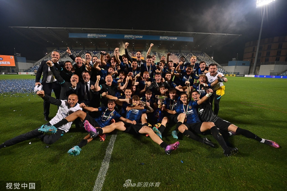 夺冠后的更衣室化作了香槟的海洋，年轻的笑脸在泡沫与欢呼中闪耀，尽情释放着所有的压力与快乐