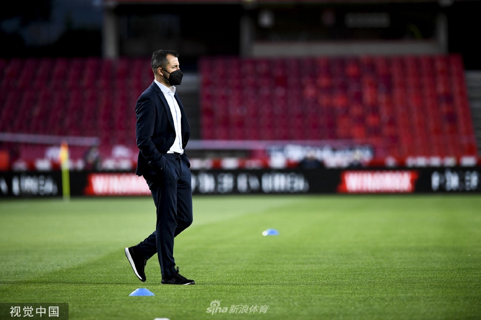 马丁内斯与俱乐部高层握手签约，桌面上摆放着象征承诺的钢笔与合同