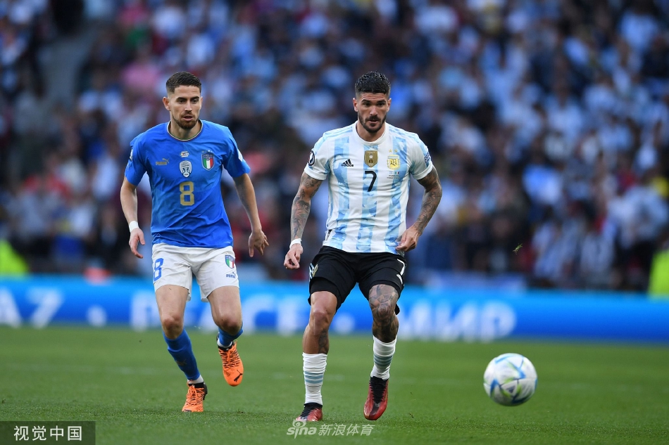 迪马利亚挑射破门后，与前来庆祝的队友劳塔罗激情拥抱