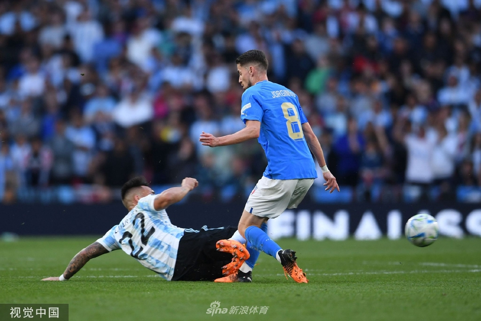 阿根廷全队在温布利球场的草坪上合影，共同庆祝这历史性的胜利