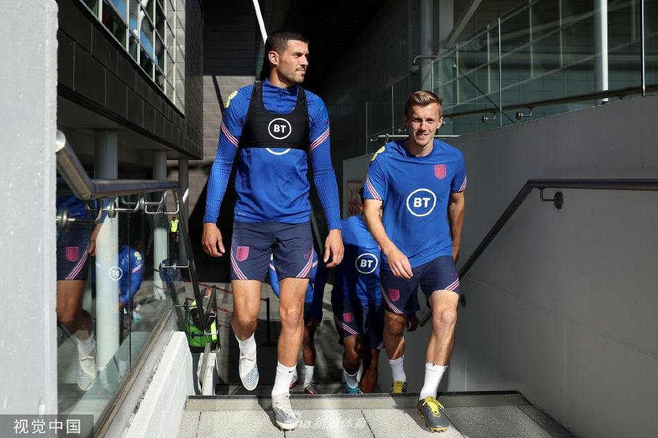 英格兰队员在绿茵场上进行高强度分组对抗，攻防转换迅捷，展现出顶级球队的训练水准。