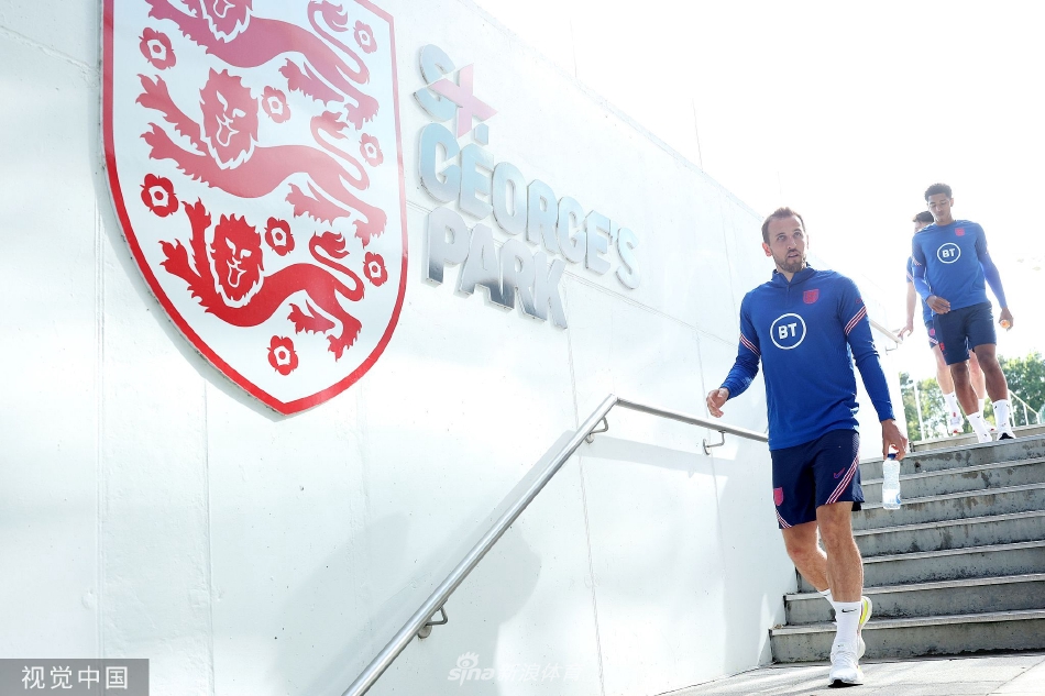 年轻球员裘德·贝林厄姆在训练中带球突破，步伐灵动，充满自信与朝气。