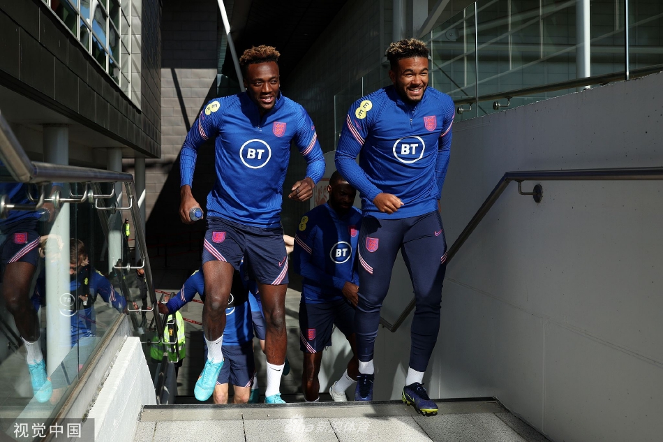 主帅索斯盖特与教练组在场边密切关注训练，手持战术板进行深入分析与交流。