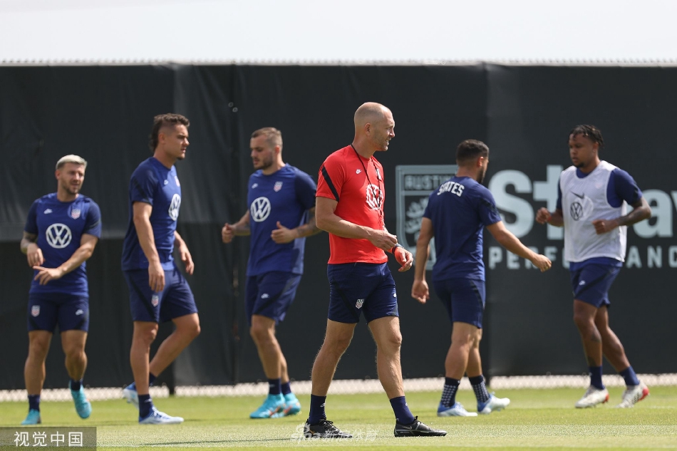 锋线球员在教练指导下练习禁区弧顶劲射，皮球划出凌厉弧线直窜网窝。