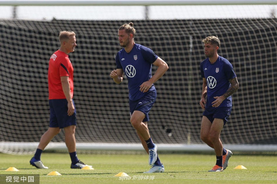 球员围成一圈进行抢圈热身训练，表情轻松笑容灿烂，团队气氛融洽。