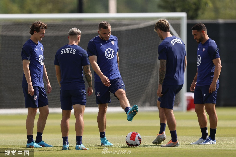 主帅伯哈尔特在场边专注指导训练，与助理教练分析战术板，神情严肃。