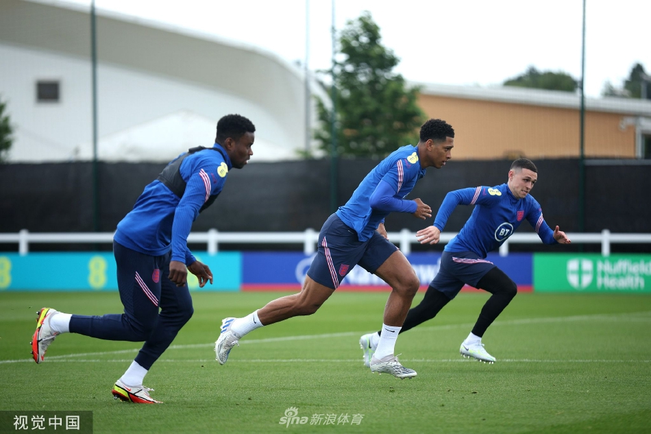 全队集结在一起聆听主教练索斯盖特的战术指示。球员们神情肃穆，目光聚焦于主帅，展现出高度的纪律性与共同的求胜决心。