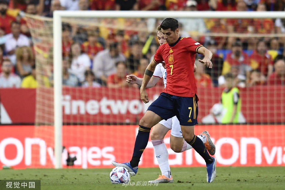 萨拉维亚鬼魅跑位后点包抄空门得手，锁定胜局后振臂庆祝