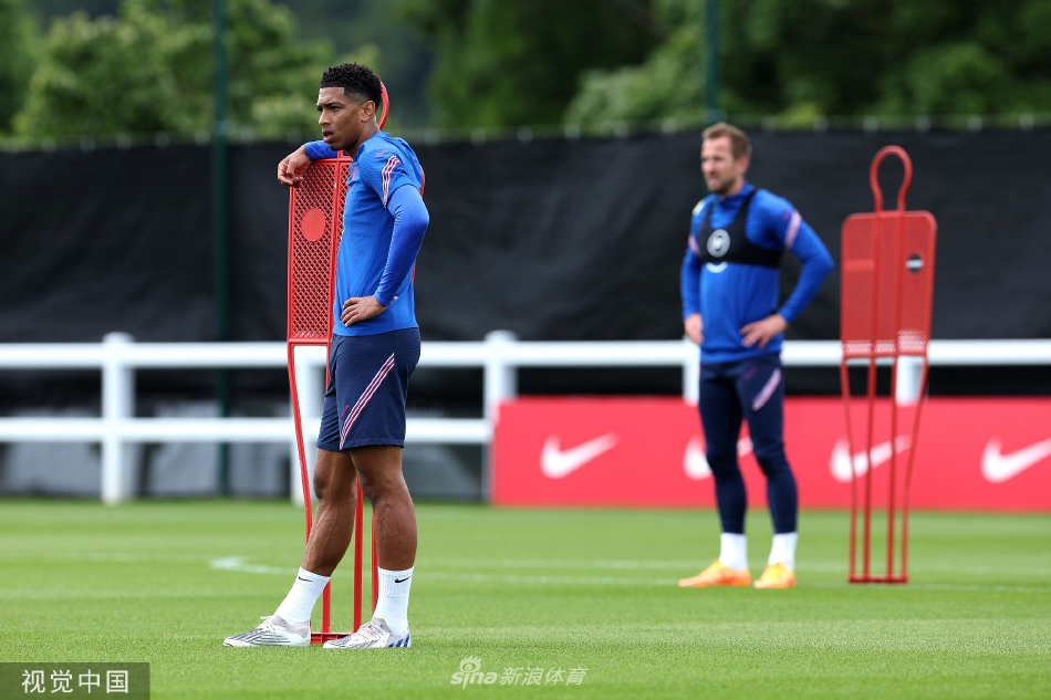 守门员乔丹·皮克福德飞身扑救，奋力将一记势大力沉的射门拒之门外。门将的稳定发挥是球队在寻求进攻突破时最坚实的后盾。