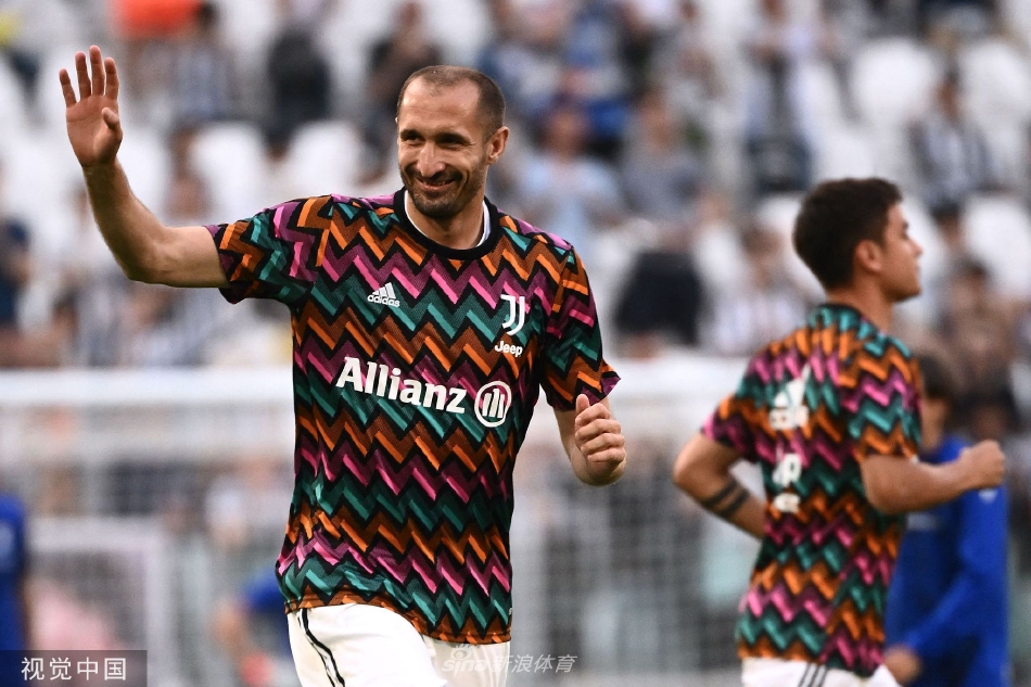 基耶利尼在比赛中贴身盯防对手前锋，表情冷静目光如炬，展现出大师级的防守选位和压迫感