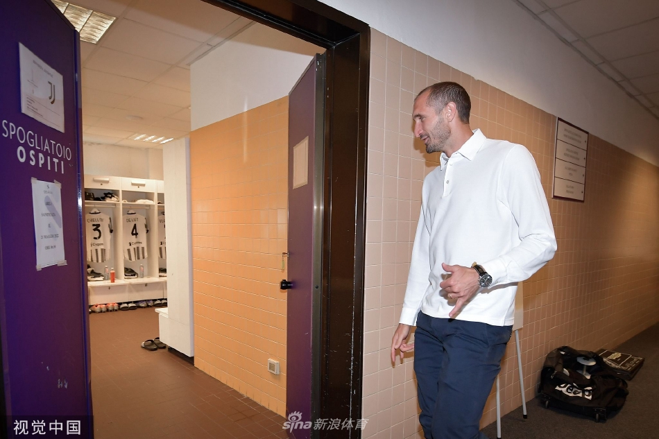 基耶利尼在训练中专注地进行头球争顶练习，展现出即便远赴新大陆也一丝不苟的职业态度