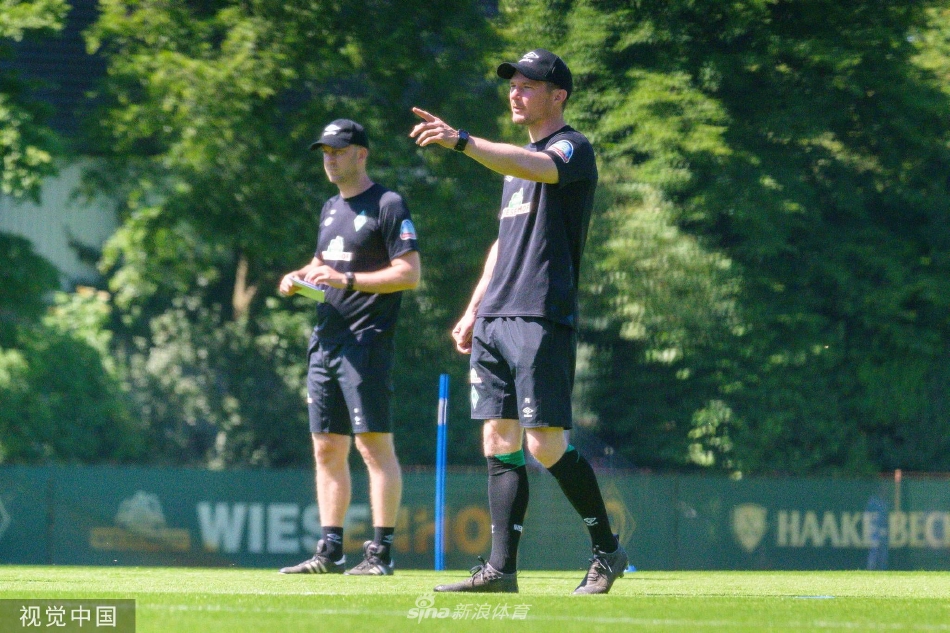 日落时分，球员结束训练走向场边，绿茵场上的光影定格了这个充满希望的夏天