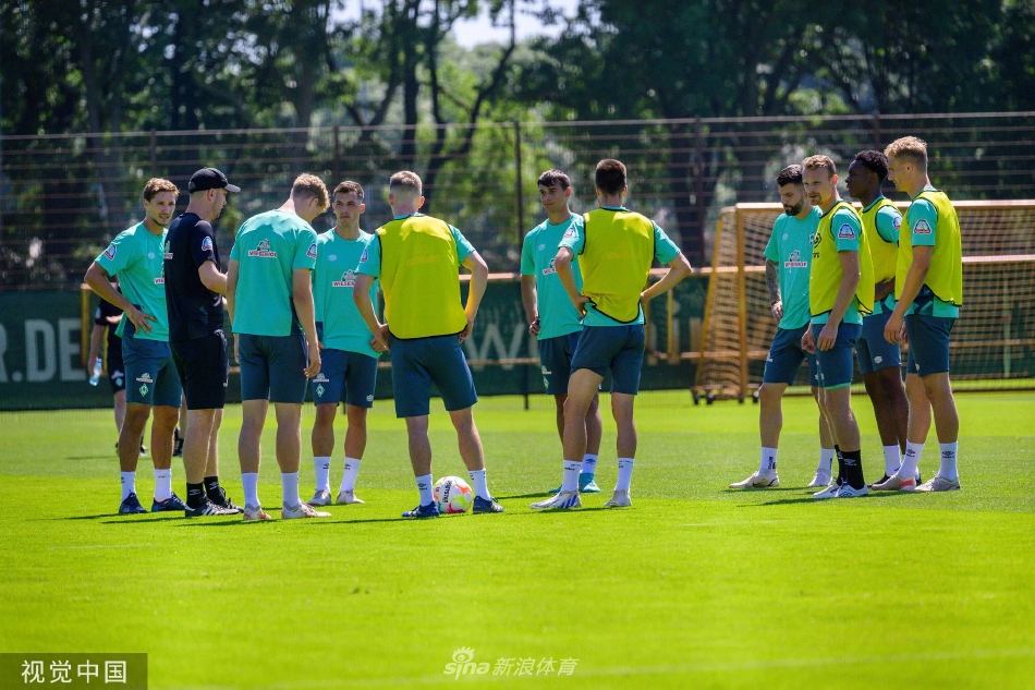 球员们在烈日下进行高强度折返跑训练，汗水浸透球衣，展现出重返德甲的决心与毅力