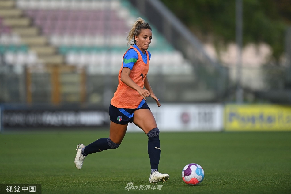 球队核心球员在练习任意球，眼神专注瞄准球门死角