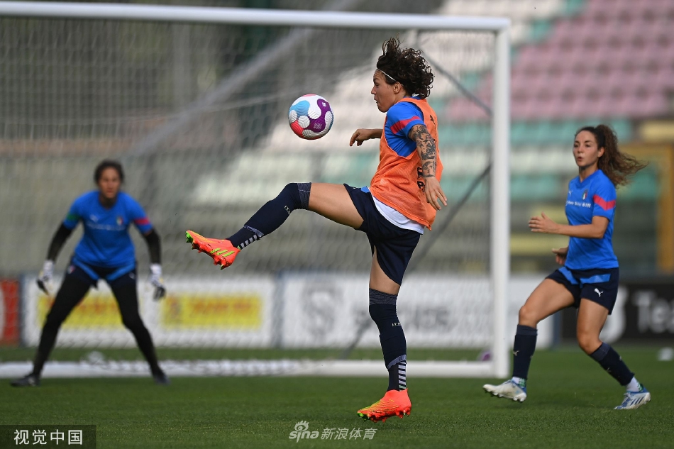 训练结束后队员们围成一圈互相加油鼓劲，团队凝聚力十足