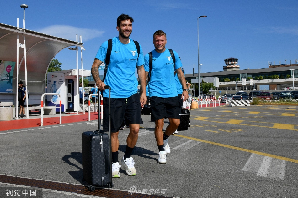 拉齐奥球员们精神抖擞地走下飞机舷梯，标志着奥龙佐季前训练营正式开启