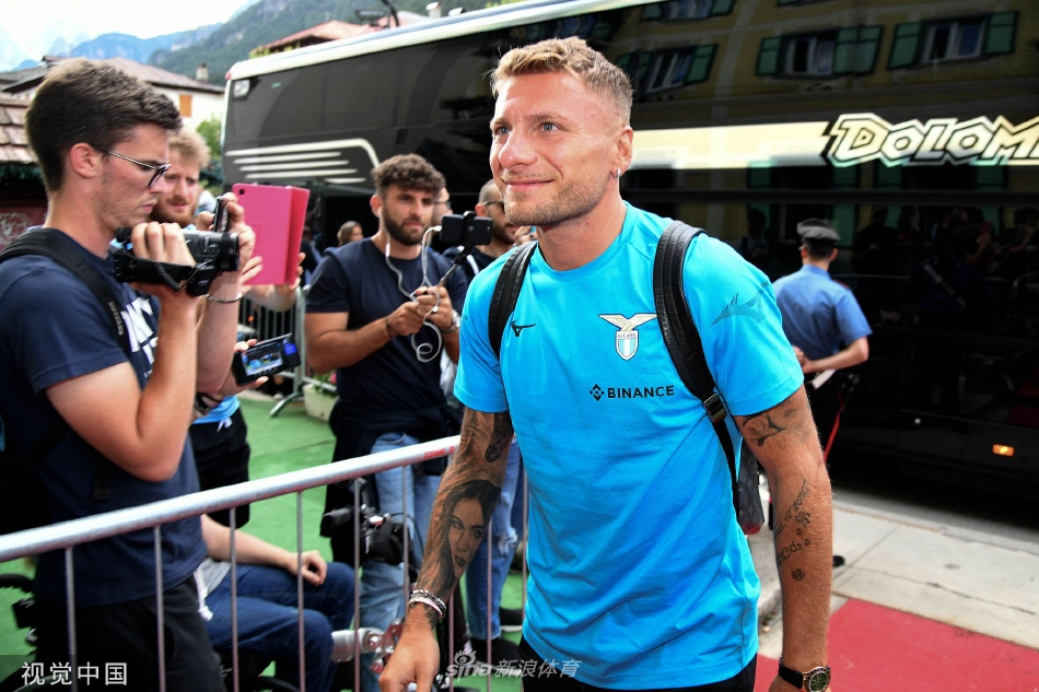 全队成员在训练结束后于场地中央合影，展现团结一心迎接新赛季的精神面貌