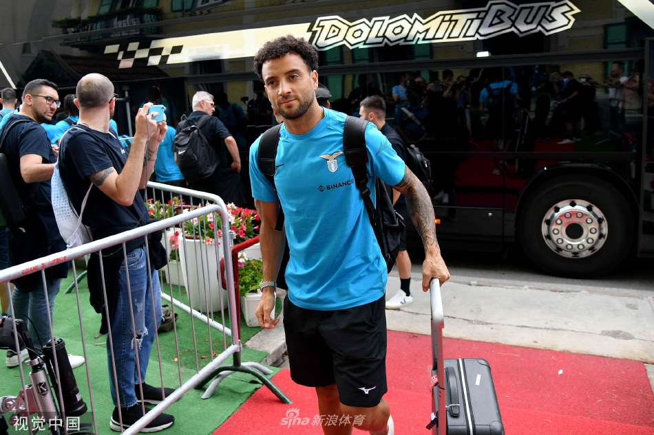 因莫比莱等核心球员在青山环绕的场地上进行高强度有球训练