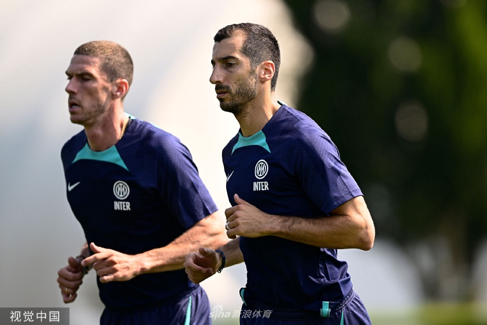 队长汉达诺维奇领跑在一列队伍的最前方，以身作则，为全队树立起严谨的职业态度和领导风范。