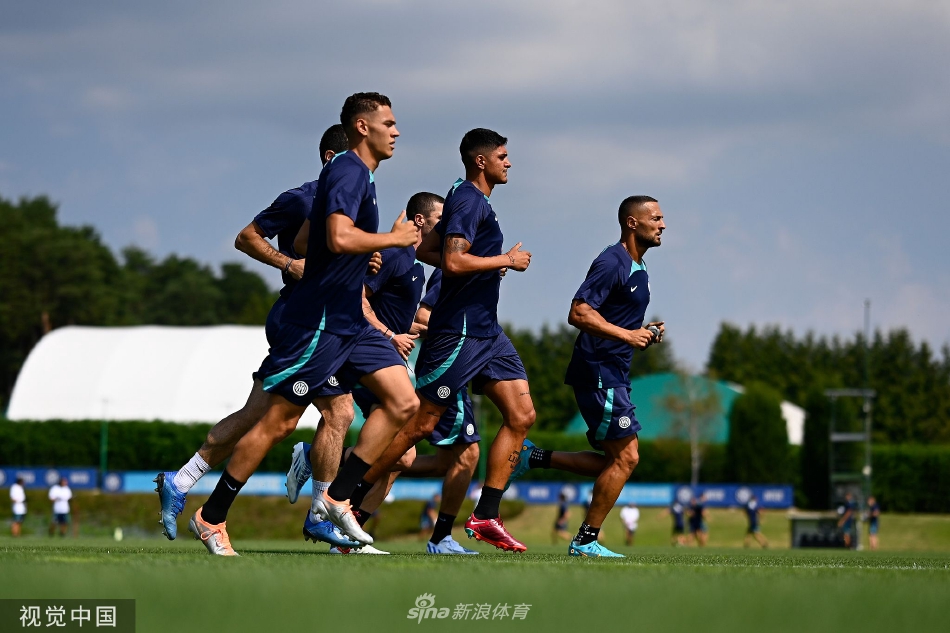 国际米兰球员在晨曦中列队慢跑，蓝黑训练服整齐划一，步伐稳健，开启新一天的训练课程。