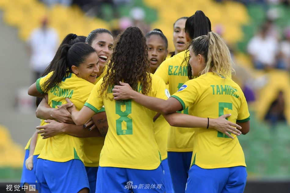 巴西队前锋比亚·扎内拉托在委内瑞拉禁区内灵巧摆脱防守，起脚劲射，皮球如出膛炮弹般直挂球门死角。