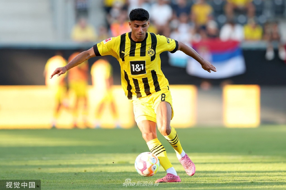 比赛结束后，两队球员相互握手致意，展现竞技体育的友谊与尊重