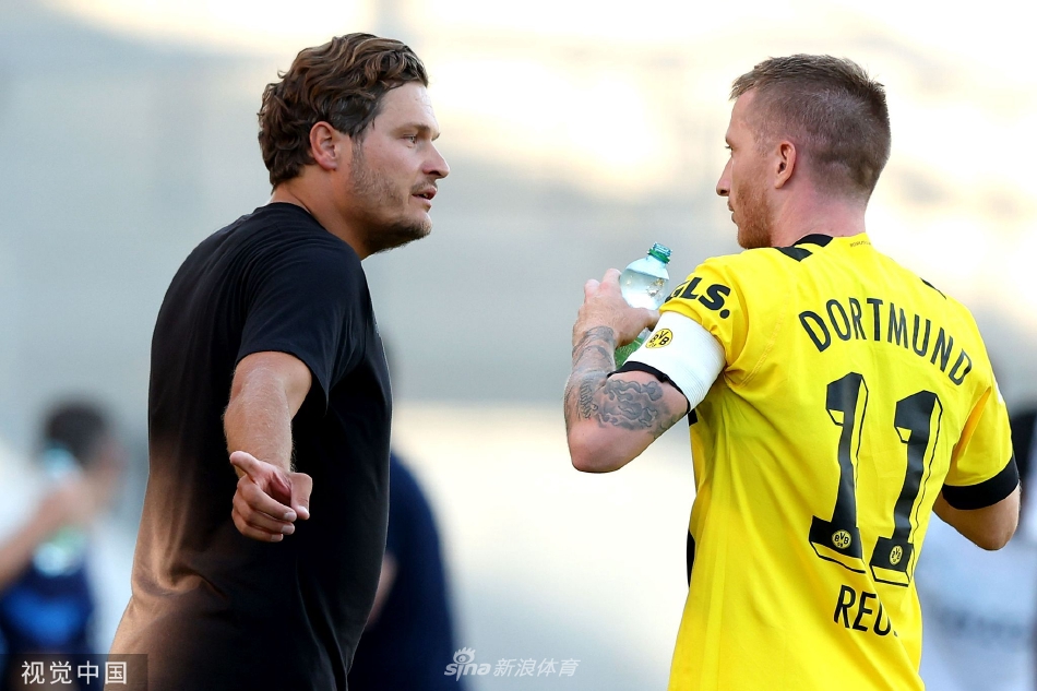 多特蒙德球员高高跃起，力压防守队员奋力头槌攻门瞬间