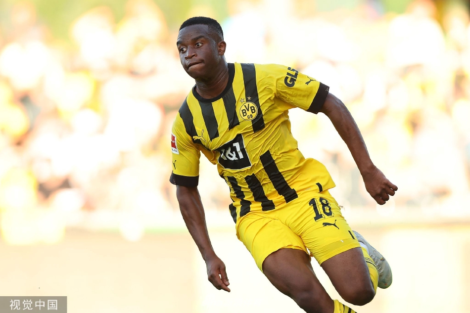 双方中场激烈拼抢，足球在纠缠的腿脚间寻找空隙