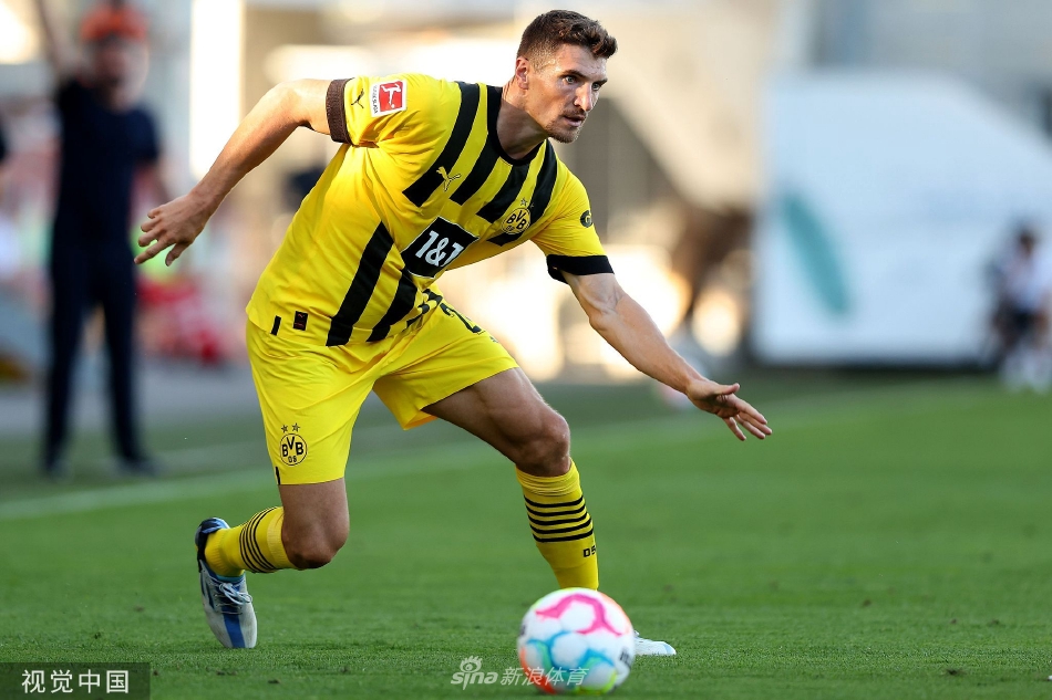 多特蒙德球星带球突破，与瓦伦西亚后卫展开速度与技术的对决