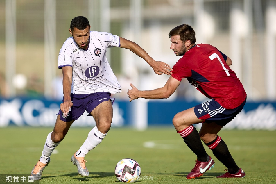比赛结束后，双方球员相互拥抱致意，并友好交换球衣，体现友谊赛的竞技与友谊精神。