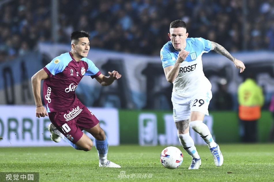 裁判向犯规球员出示黄牌，两人对峙间紧张气氛几乎溢出画面