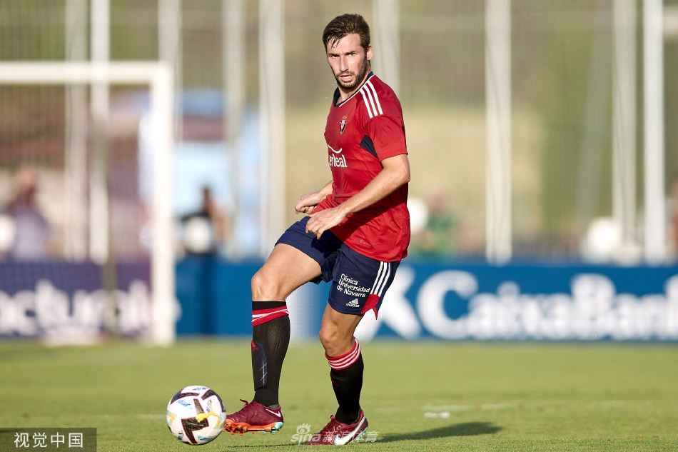 奥萨苏纳门将飞身侧扑，单掌将图卢兹势在必得的头球攻门托出横梁，上演精彩救险。