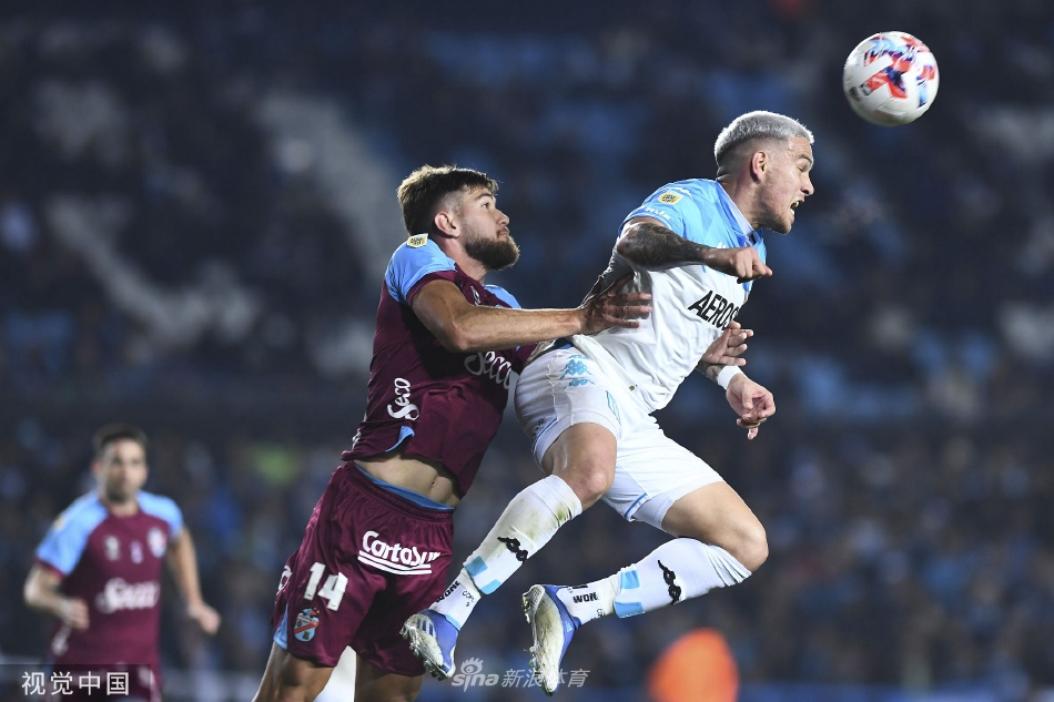 进球后兵工厂球员狂奔庆祝与沮丧的主队后卫形成鲜明对比，背景中看台观众反应各异