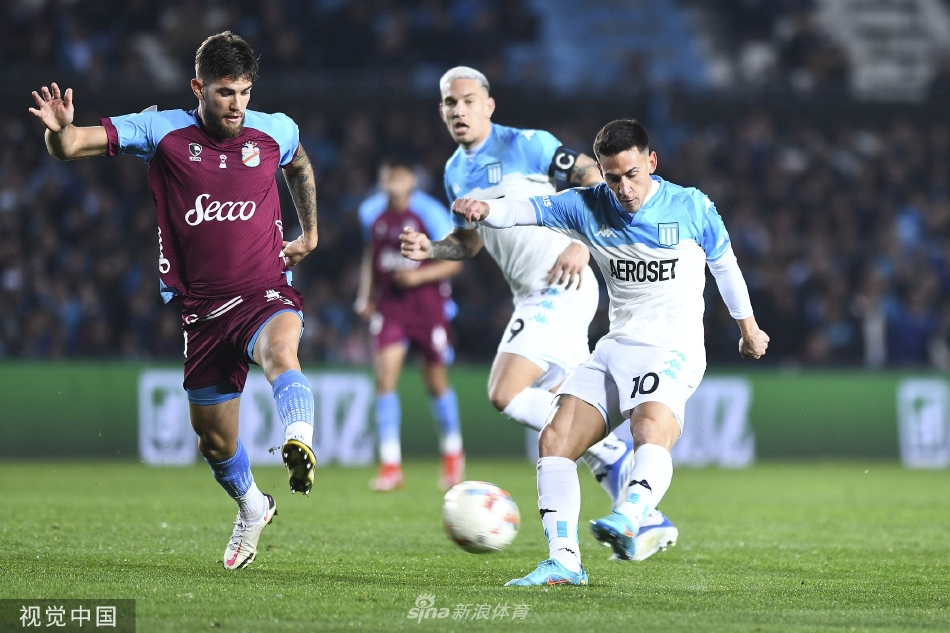 兵工厂门将飞身跃起单掌托出必进之球，身体在空中完全舒展如展翅雄鹰