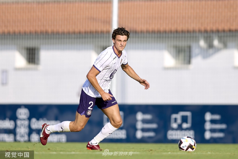 双方球员在激烈拼抢后同时倒地，裁判及时介入，比赛充满火药味与竞争性。