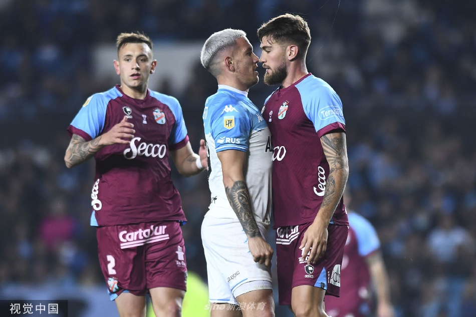 夕阳余晖下球员们的身影被拉长，汗水在灯光下闪烁如同赛场上的星辰