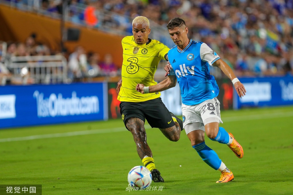 切尔西门将飞身扑救险球，身体完全舒展如同展翅雄鹰，指尖堪堪触到皮球