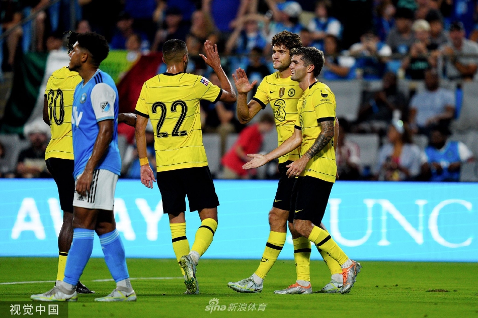 切尔西前锋在夏洛特FC后卫贴身逼抢下巧妙控球，蓝色战袍在球场灯光下格外醒目