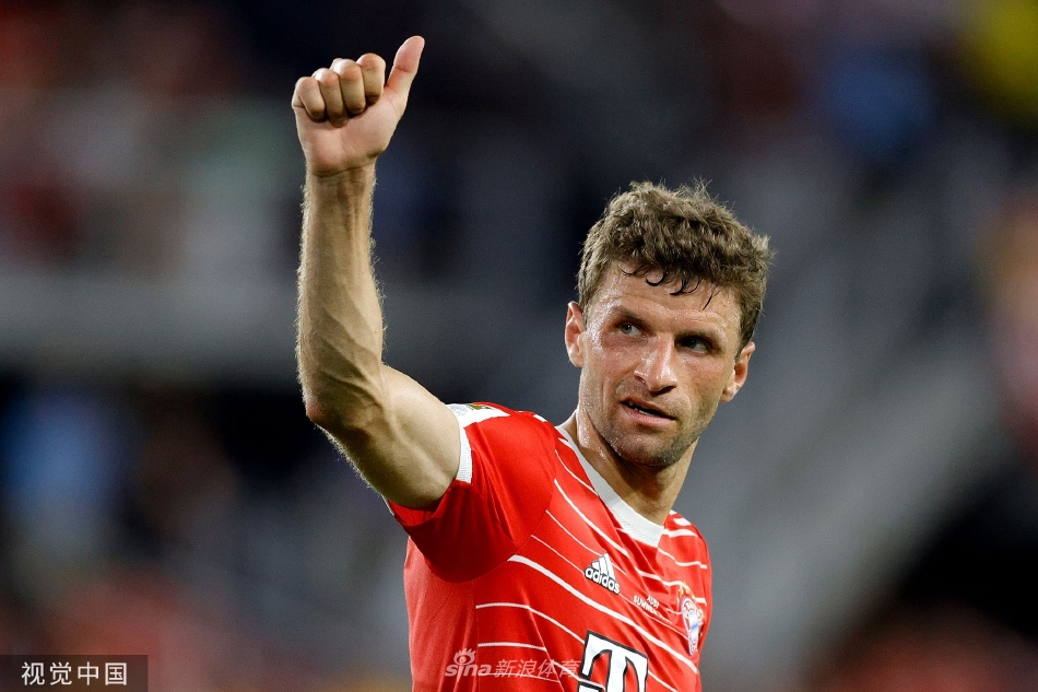 拜仁慕尼黑球员们围在一起激情庆祝进球，彼此拥抱击掌，团队凝聚力在这一刻闪耀。