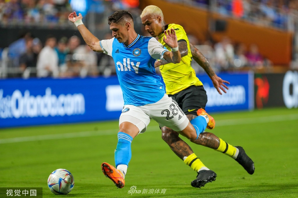 夏洛特FC球员高速带球突破切尔西中场防线，身后扬起一片草屑，展现出极佳爆发力