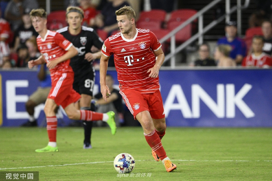 比赛结束后，双方球员相互致意、交换球衣，友好的氛围体现了友谊赛‘友谊第一’的珍贵精神。