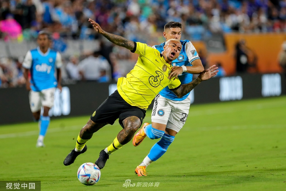 双方球员在角球争夺中同时跃起争顶，空中对抗瞬间肌肉线条毕现，充满力量美感