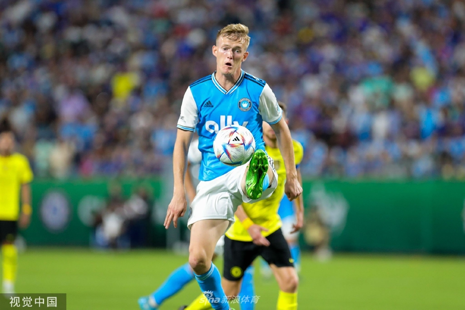 终场哨响后两队球员相互拥抱致意，汗水浸湿的球衣见证了这场跨越联赛的友谊对决