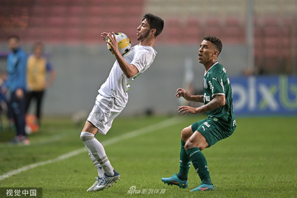 双方球员在中场展开激烈拼抢，人仰马翻，争夺对皮球的控制权，场面火星四溅