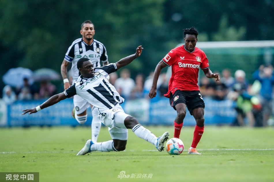 比赛全景，夜幕下灯光如昼的球场宛如翡翠，二十二名球员散布绿茵展开攻防博弈