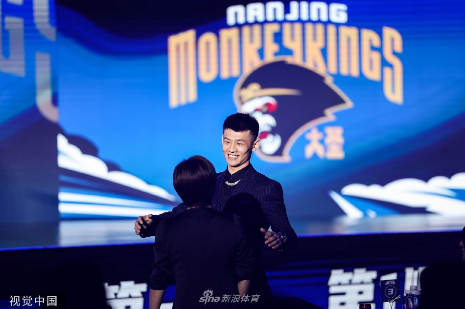 王岚嵚在CUBA总决赛中高高跃起,在空中与对手发生身体对抗后依然稳稳将球抛出,眼神中充满对胜利的无限渴望。