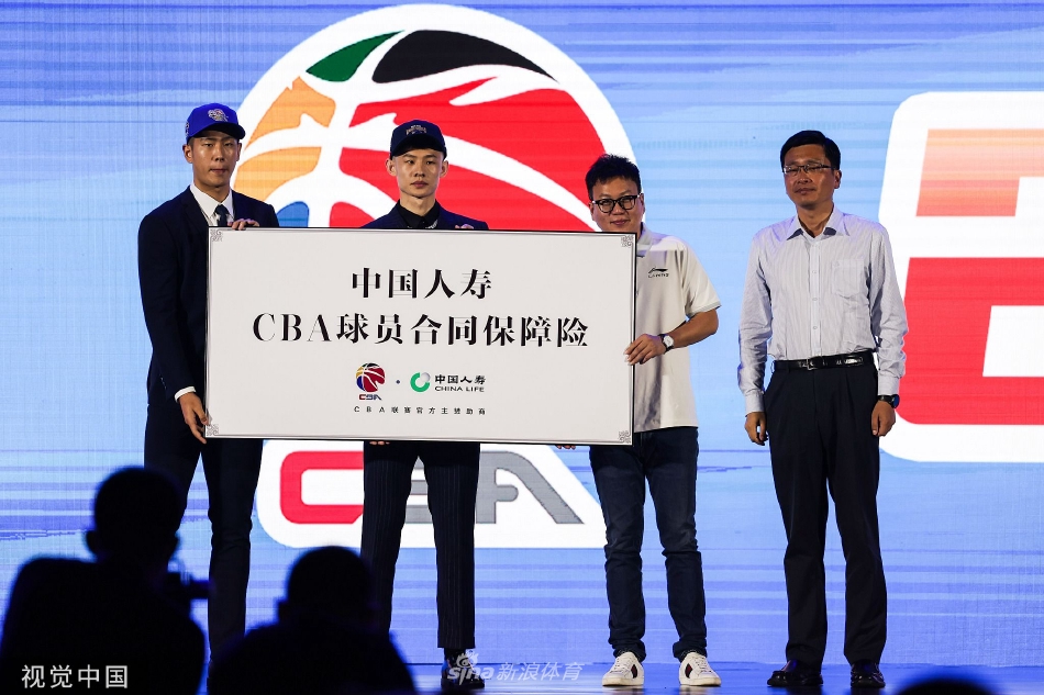 王岚嵚与CBA公司首席执行官张雄并肩而立,双手共同展开一幅巨大的‘状元及第’书卷,脸上洋溢着自信且谦逊的微笑。