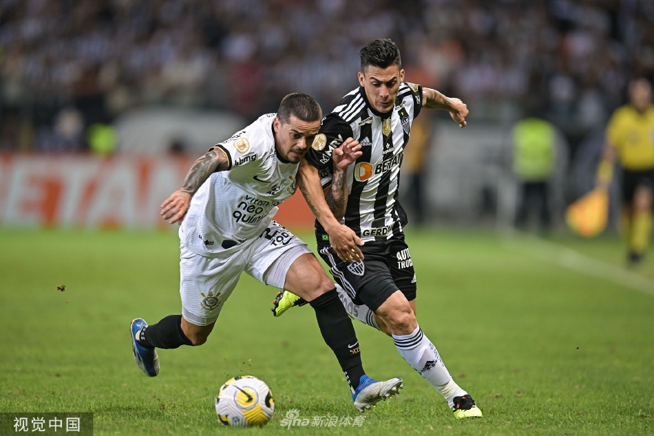 科林蒂安球员主罚任意球瞬间，人墙跃起，足球划出弧线飞向球门