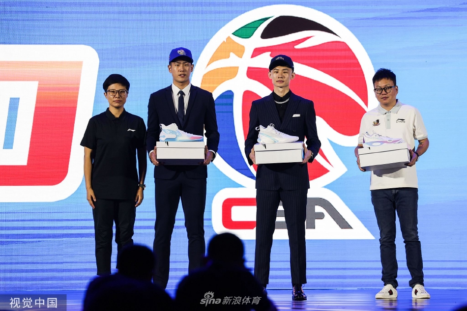 加盟南京同曦后,王岚嵚换上全新的俱乐部训练服,在球馆内进行运球练习,神情专注而坚定,职业新篇章已然开启。