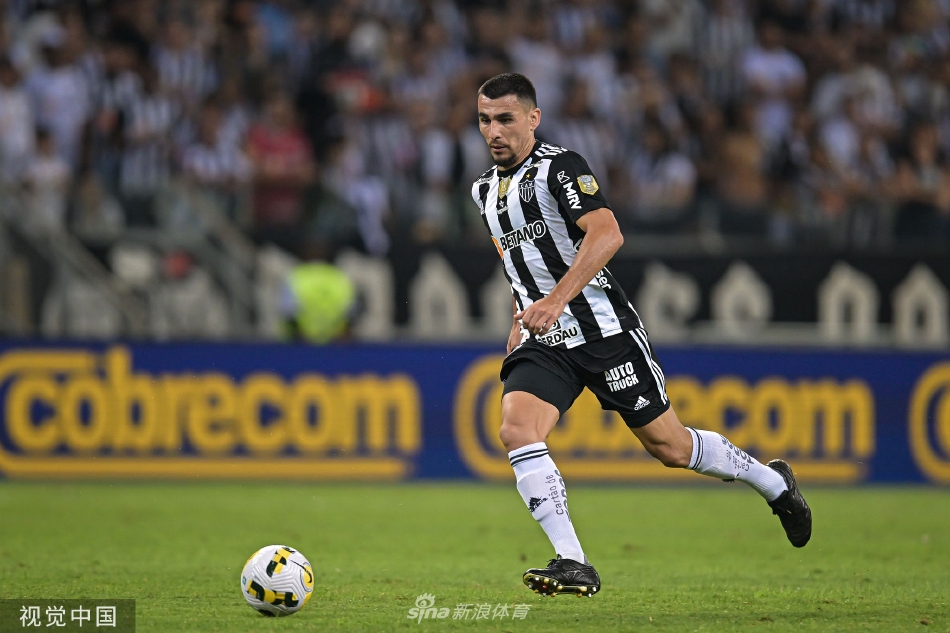 比赛终场哨响，科林蒂安球员相拥庆祝胜利，脸上洋溢着狂喜与疲惫